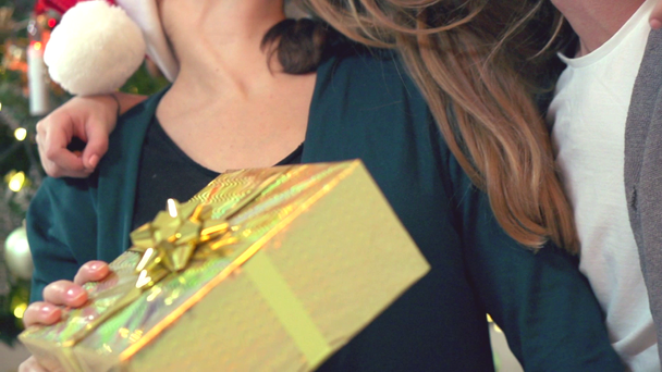 Adolescente présentant cadeau surprise
 - Séquence, vidéo