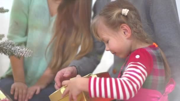 parents presenting  gift to daughter - Filmmaterial, Video