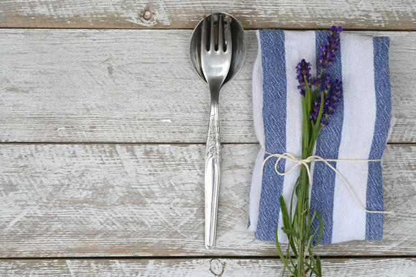 срібні столові прибори та синьо-білий серветковий кухонний рушник з прикрасою лаванди та порожнім місцем для копіювання в сільському вінтажному стилі кантрі
 - Фото, зображення