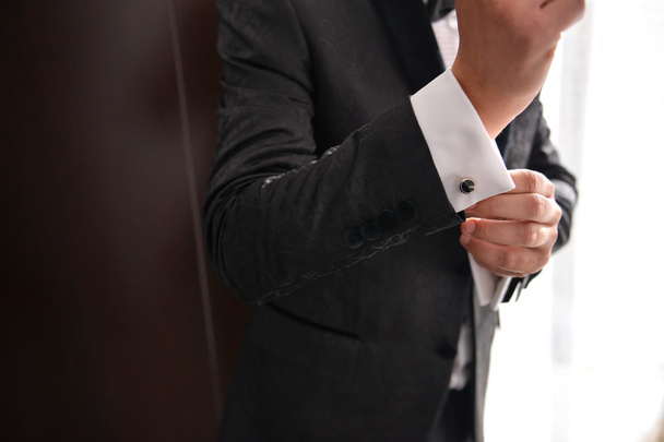 egy ember, aki visel öltöny-fehér ing és nyakkendőtű közelről - Fotó, kép
