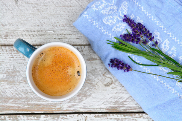 blaue Kaffeetasse auf einem alten weißen Holzregal Hintergrund mit Lavendelblüten und Küchentuch und leeren Kopierraum. - Foto, Bild