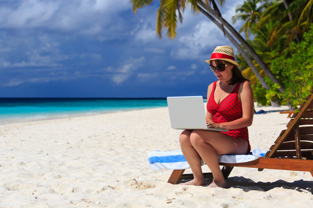 femme avec ordinateur portable sur la plage vacances
 - Photo, image