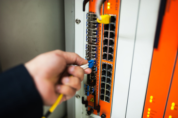 Corrigir interruptor de rede na sala de data center
 - Foto, Imagem