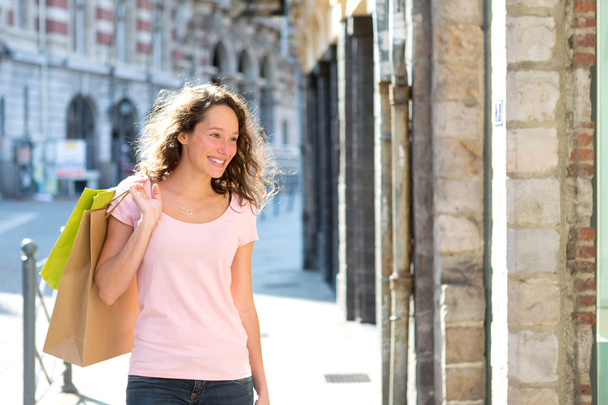 Nuori houkutteleva onnellinen nainen ostoksilla kaupungissa
 - Valokuva, kuva