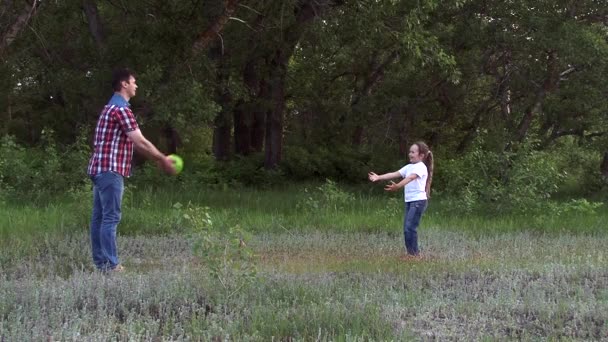 The little girl throws a ball to the father - Footage, Video