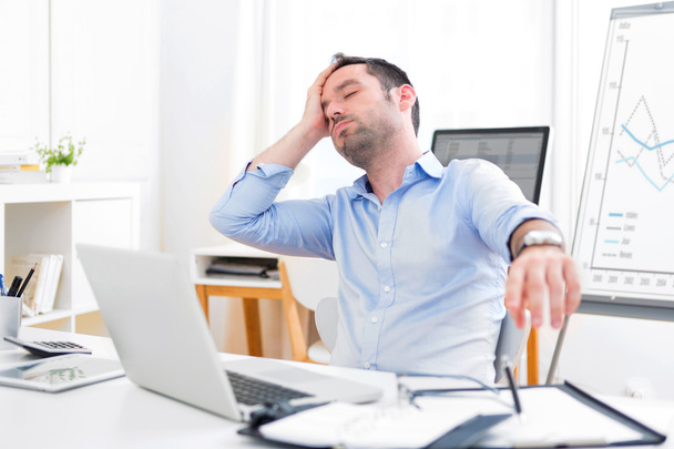 Jeune homme attrayant trop fatigué pour travailler
 - Photo, image