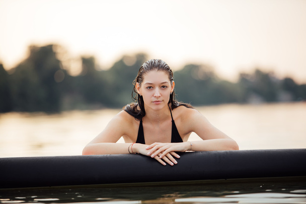 wet woman in water on paddleboard - Foto, Imagen