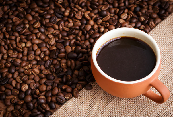 Donkere koffie en gebrande koffiebonen - Foto, afbeelding