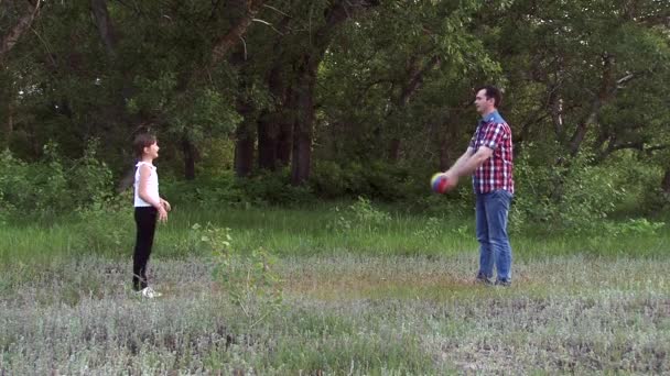 Az apa a lányát eldob egy labdát - Felvétel, videó