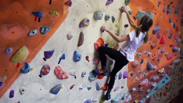 Child climbing on artificial boulders in gym - Footage, Video