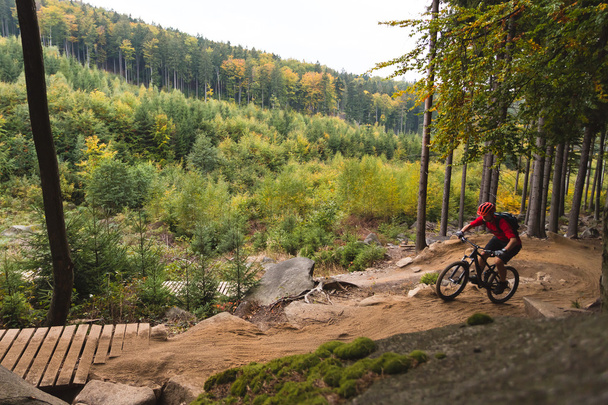 ciclista de montaña en el bosque de otoño
 - Foto, Imagen