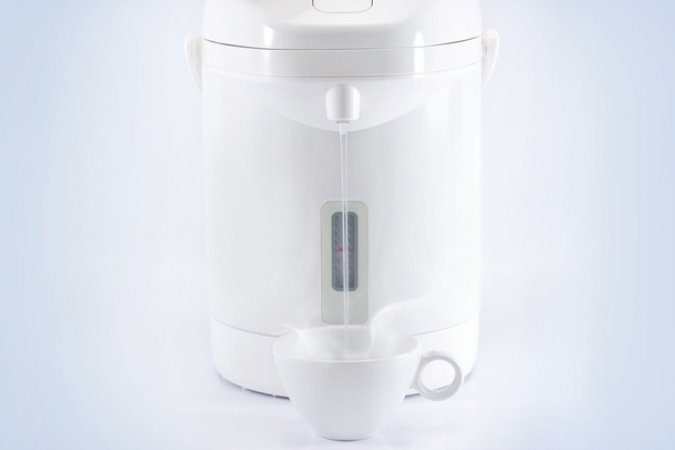 Kaffeetasse und Thermoskanne oder Vakuumflasche auf weißem Hintergrund - Foto, Bild