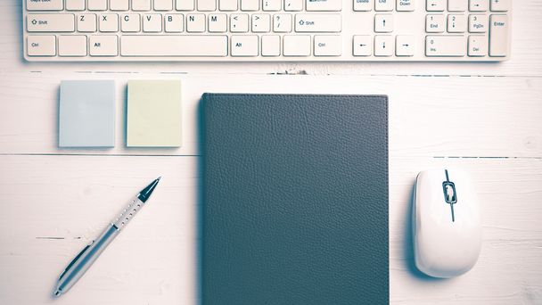 komputer i brązowy notebook z biurem zaopatrzenia styl vintage - Zdjęcie, obraz