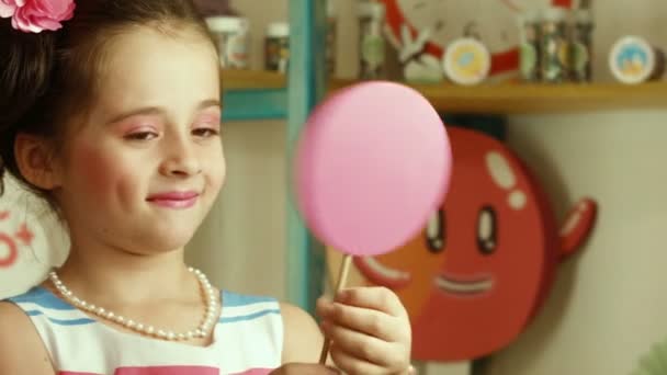 Dívka se hraje s candy - Záběry, video