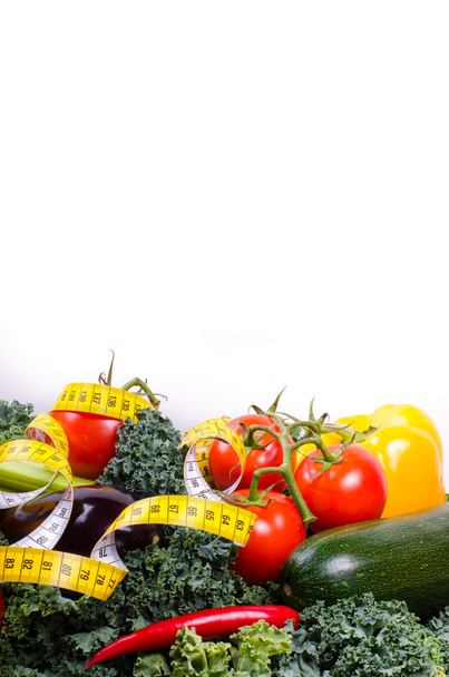 Zelenina a měřicí pásky, dieta koncepce - Fotografie, Obrázek