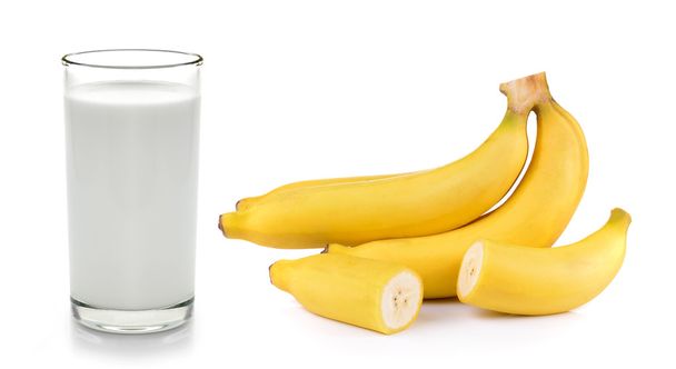 latte fresco nel bicchiere e banana su sfondo bianco
 - Foto, immagini