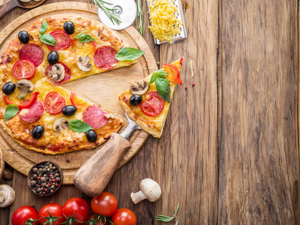 Pizza mit Pilzen, Salami und Tomaten. - Foto, Bild