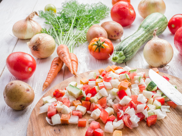 Fresh cut vegetables on the wooden chopping board. - Zdjęcie, obraz
