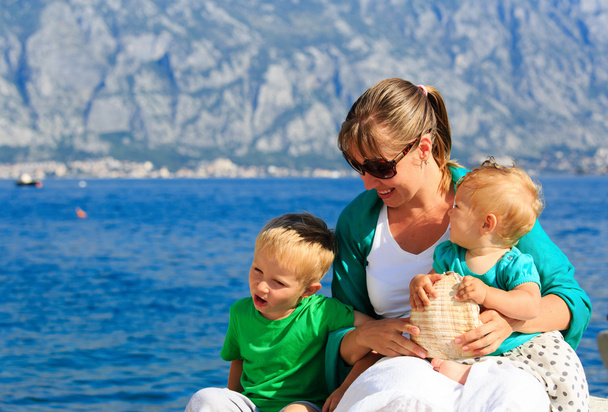 mère avec enfants en vacances en mer
 - Photo, image