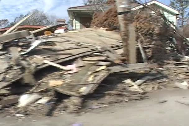 A damaged building stands - Πλάνα, βίντεο