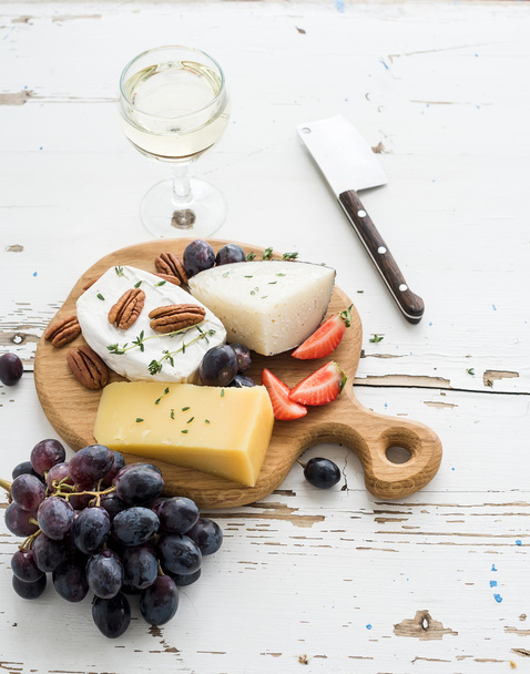 Cheese appetizer selection or wine snack - Zdjęcie, obraz