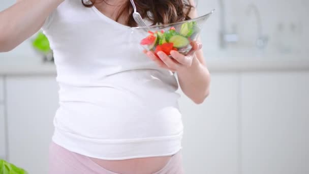 pregnant woman eating fresh   salad - Filmmaterial, Video