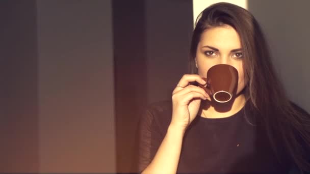 uśmiechnięta kobieta picia kawy - Materiał filmowy, wideo
