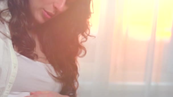 ciężarna kobieta pieści jej brzuch - Materiał filmowy, wideo