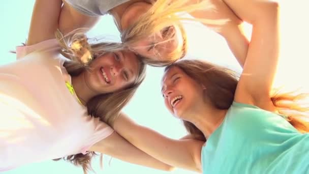 Teini-ikäiset tytöt hauskaa ulkona
 - Materiaali, video