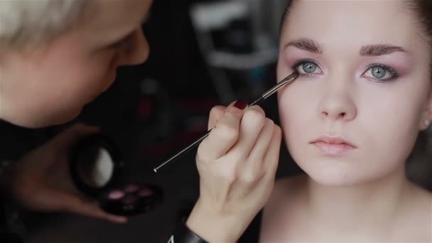 Professzionális make-up: eyeshadow alkalmazása. Füstös szemek make-up. Közeli - Felvétel, videó