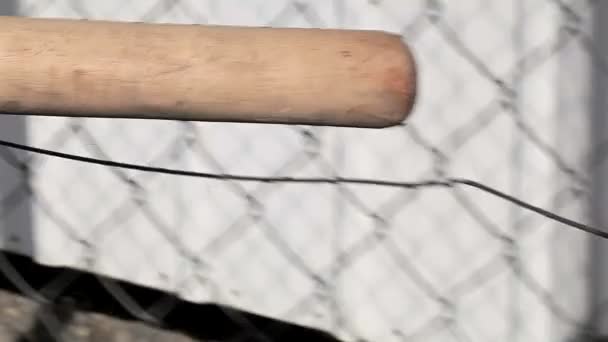 Baseballschläger auf Drahtzaun - Filmmaterial, Video