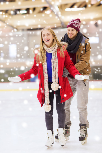 happy couple on skating rink - Φωτογραφία, εικόνα