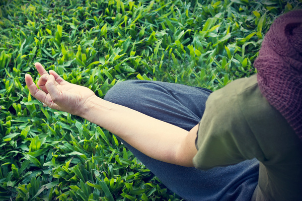 yoga mujer meditando al aire libre en el parque en el fondo del campo de hierba, Enfoque en la mano, Vista superior
 - Foto, imagen