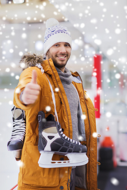 happy young man showing thumbs up on skating rink - Foto, Bild