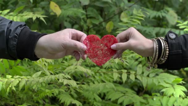 Casal com coração nas mãos
 - Filmagem, Vídeo