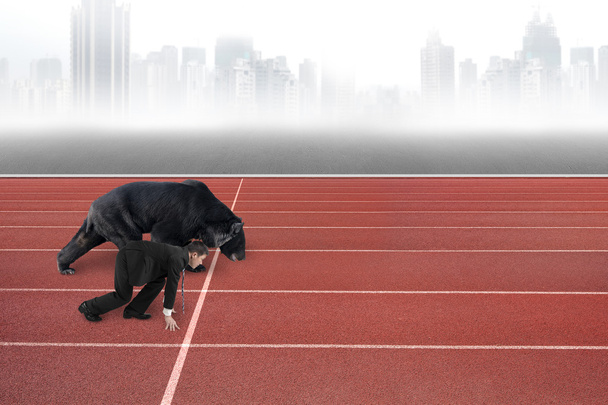 Empresario y oso están listos para correr en pista de atletismo
 - Foto, Imagen