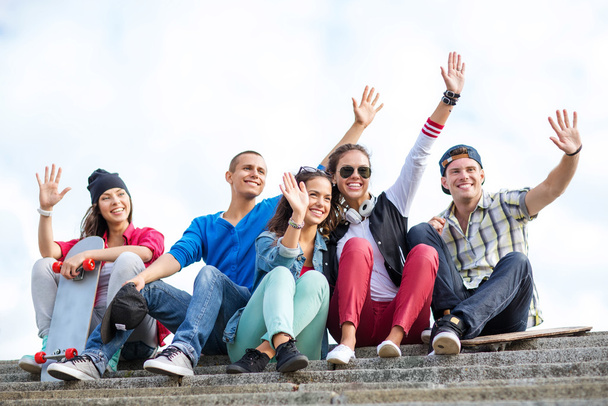 Grupo de adolescentes saludando las manos
 - Foto, Imagen