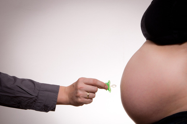 břicho těhotná žena s maketou - Fotografie, Obrázek