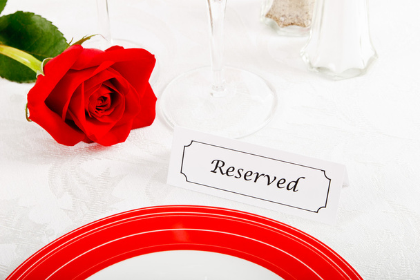 Fechar a mesa do restaurante reservado com Rosa Vermelha
 - Foto, Imagem