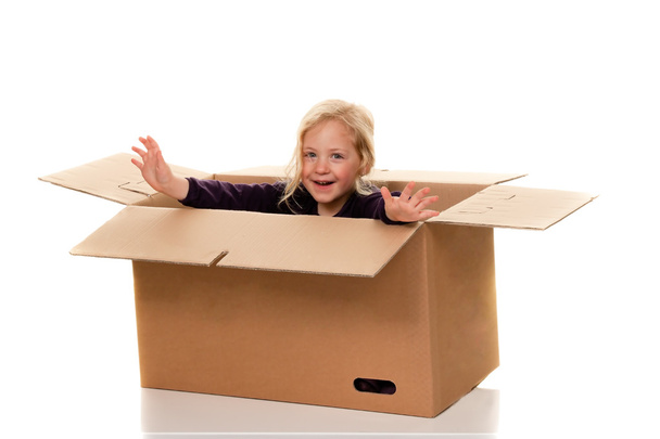 Child in moving box. - Fotoğraf, Görsel