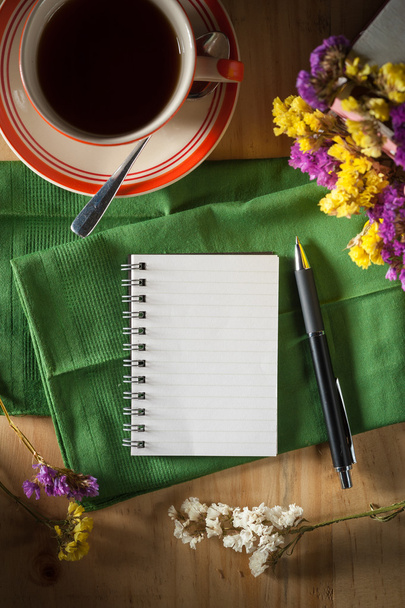 ahşap masa üstünde kalem ile not etmek - Fotoğraf, Görsel