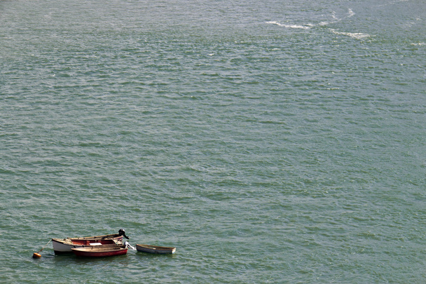 Barcos pequeños amarrados para boya
 - Foto, imagen