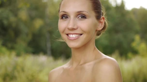 Ritratto bella giovane donna rossetto matita contorno
 - Filmati, video