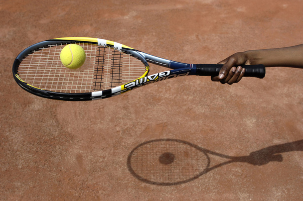 Primer plano de la raqueta de tenis
 - Foto, Imagen