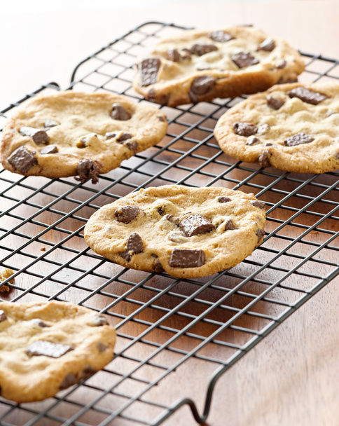 Cookies cooling on cooling rack - Фото, изображение