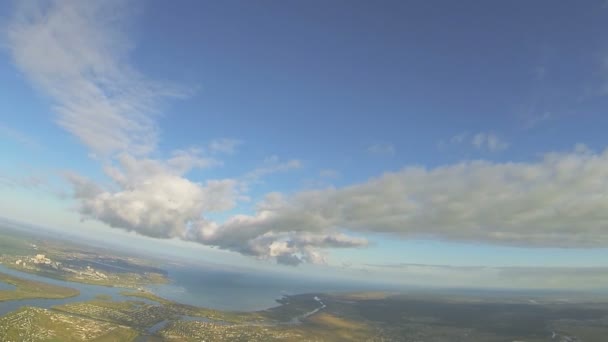 Lot jak ptak pod chmury na wysokości 1700 metrów. Zdjęcia lotnicze z radiowego drone - Materiał filmowy, wideo