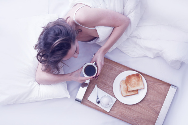 Woman having breakfast in bed - Fotografie, Obrázek