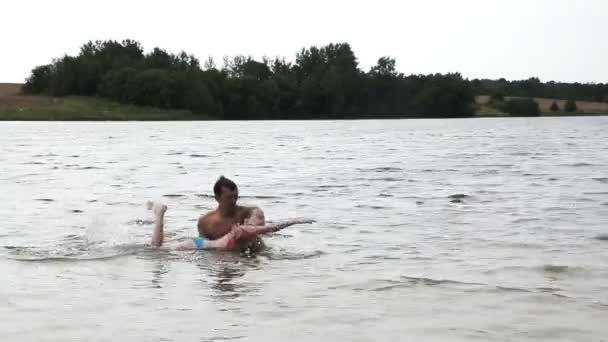 Man teaching girl how to swim. - Footage, Video