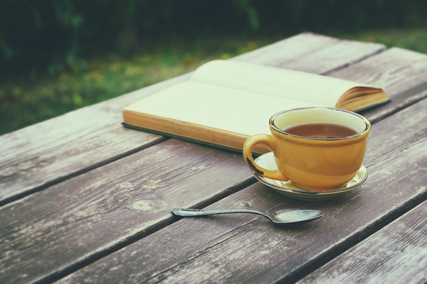 coffee cup and book - Foto, afbeelding