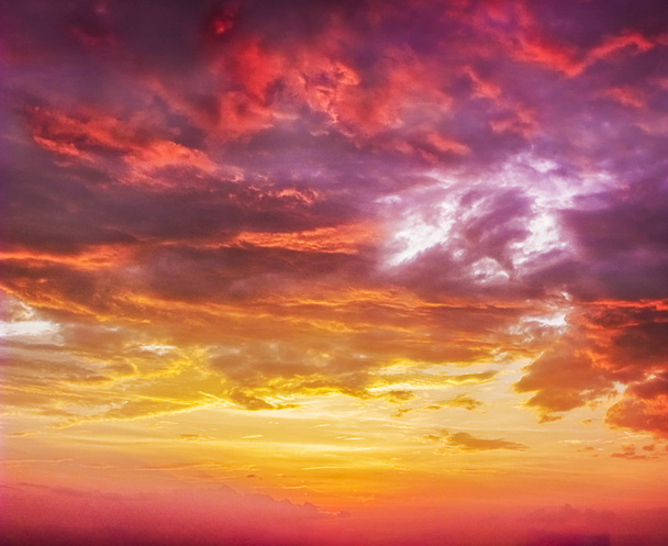 farbenfroher Sonnenuntergangshimmel in tiefen Farben - Foto, Bild